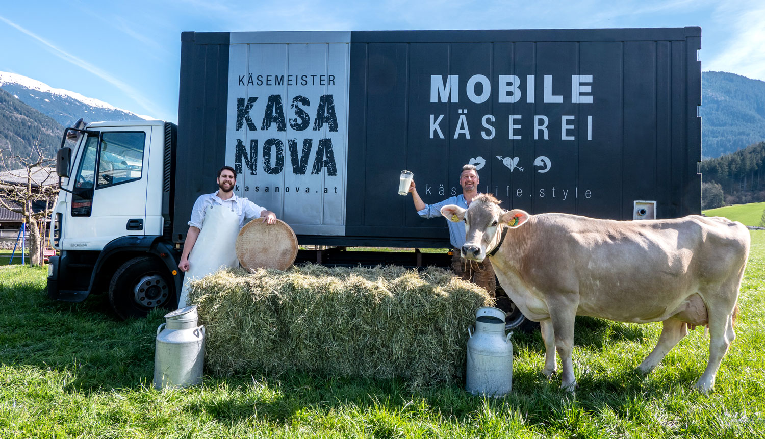  Mobile Käserei Unterwegs mit der mobilen Käserei: Innerhalb weniger Stunden kreiert Käsemeister Benjamin Schmidhofer aus der Milch von Landwirt Stefan Wildauer (v.l.) ein individuelles Produkt.