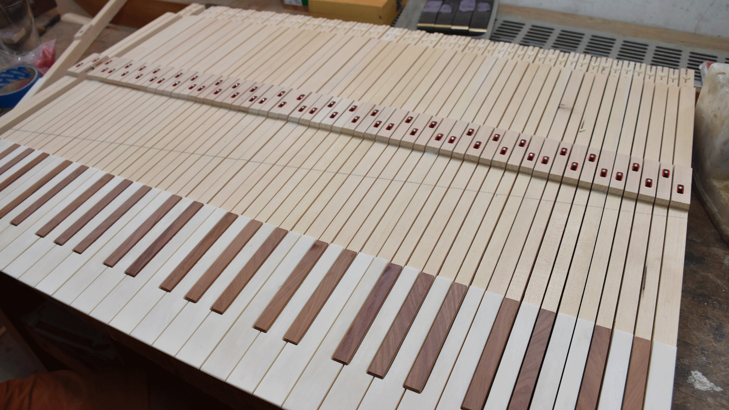 Die Klaviatur der neuen Orgel. Auch hier wird jedes Stück in Feinstarbeit einzeln gebaut. 