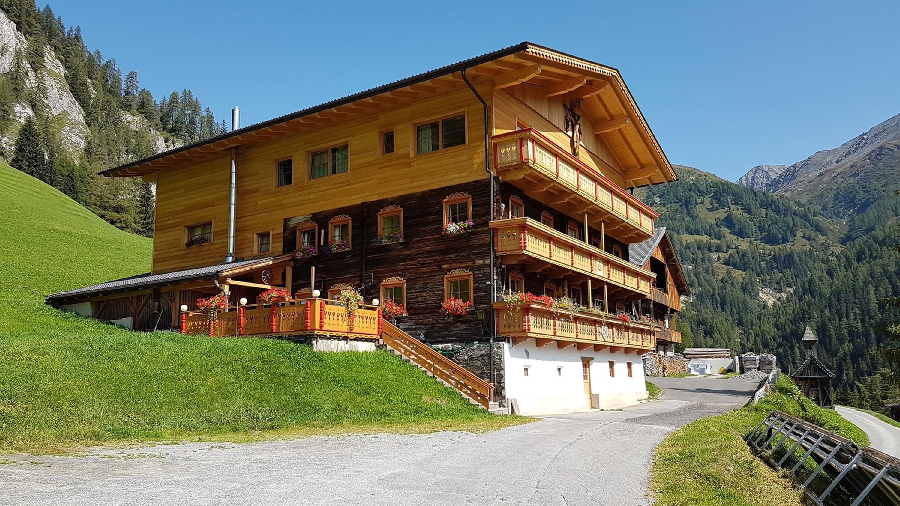Hoch hinauf über die Kalser Glocknerstraße geht es zum Schliederlerhof, dem höchstgelegenen aktiven Bergbauernhof Osttirols, der seit langem auch als Beherbergungsbetrieb geführt wird.