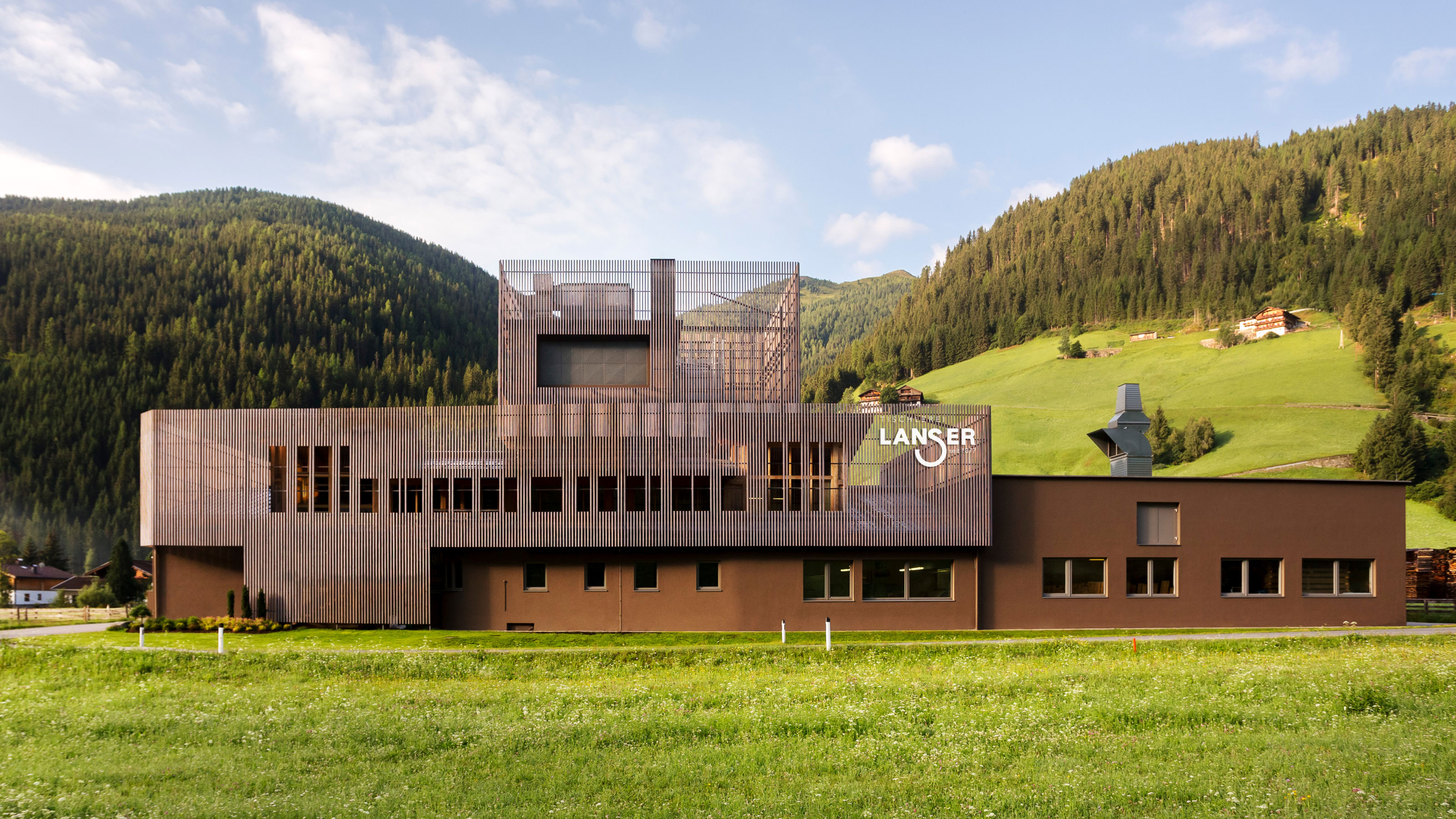 Auch architektonisch ein Highlight: Die Tischlerei Lanser inmitten der Bergwelt des Villgratentales.