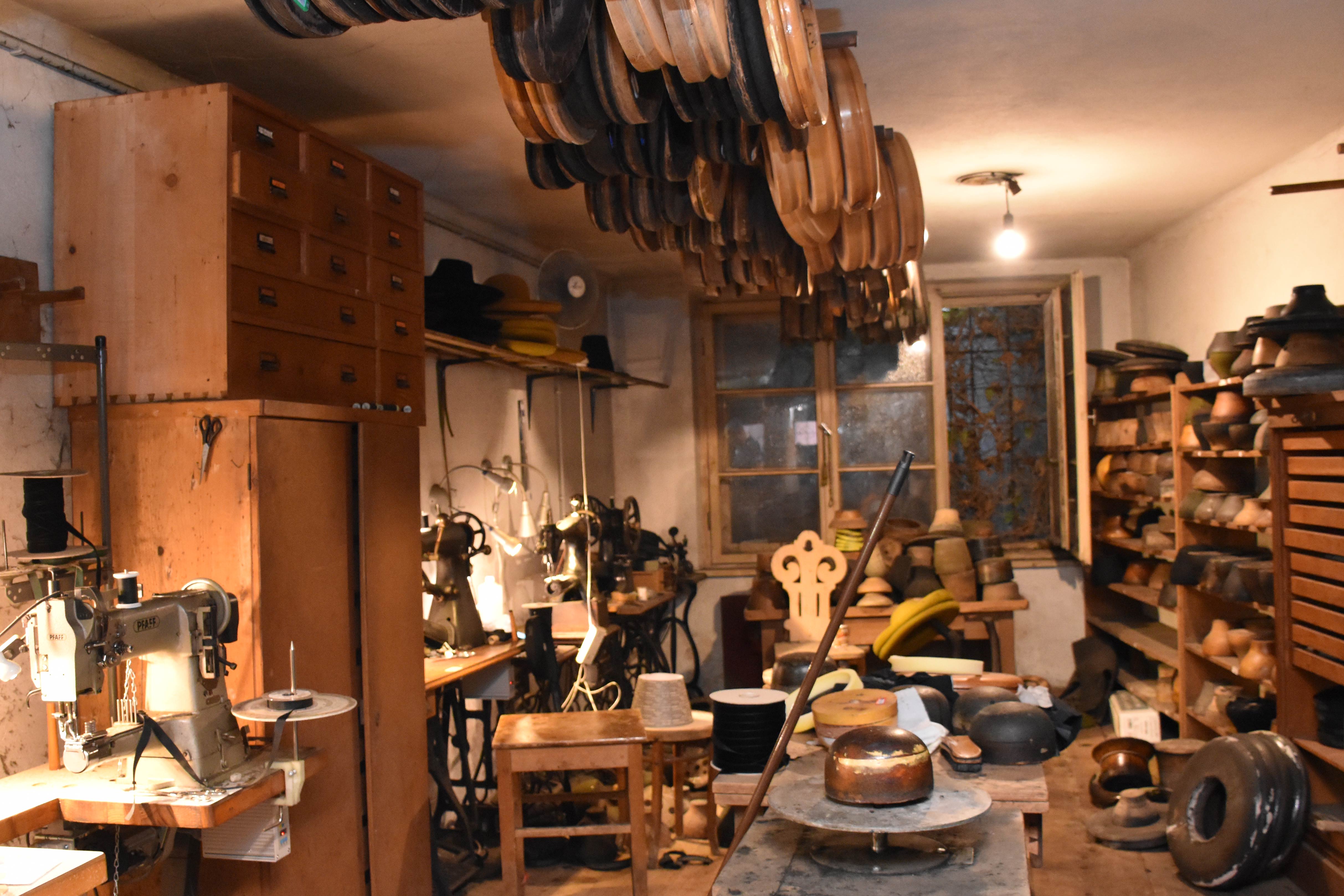 Die Hutmanufaktur in der Innsbrucker Altstadt ist ein optisch-nostalgisches Highlight: abgenutzte Werktische, Metallregale voll mit Schachteln und Hutformen sowie alte Nähmaschinen.
