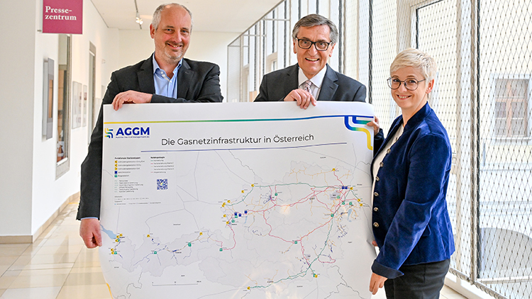 V. l.: Bernhard Painz (Vorstand der AGGM Austrian Gas Grid Management AG), Erich Frommwald (Obmann der Sparte Industrie der Wirtschaftskammer OÖ) und Doris Hummer (Präsidentin der Wirtschaftskammer OÖ) .