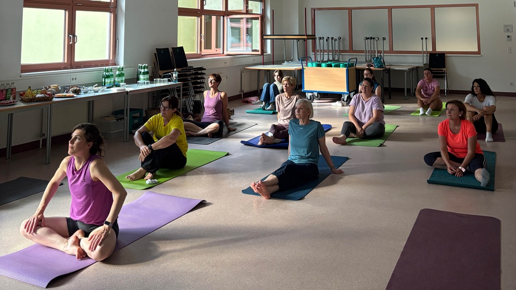 Frauen auf Yogamatten