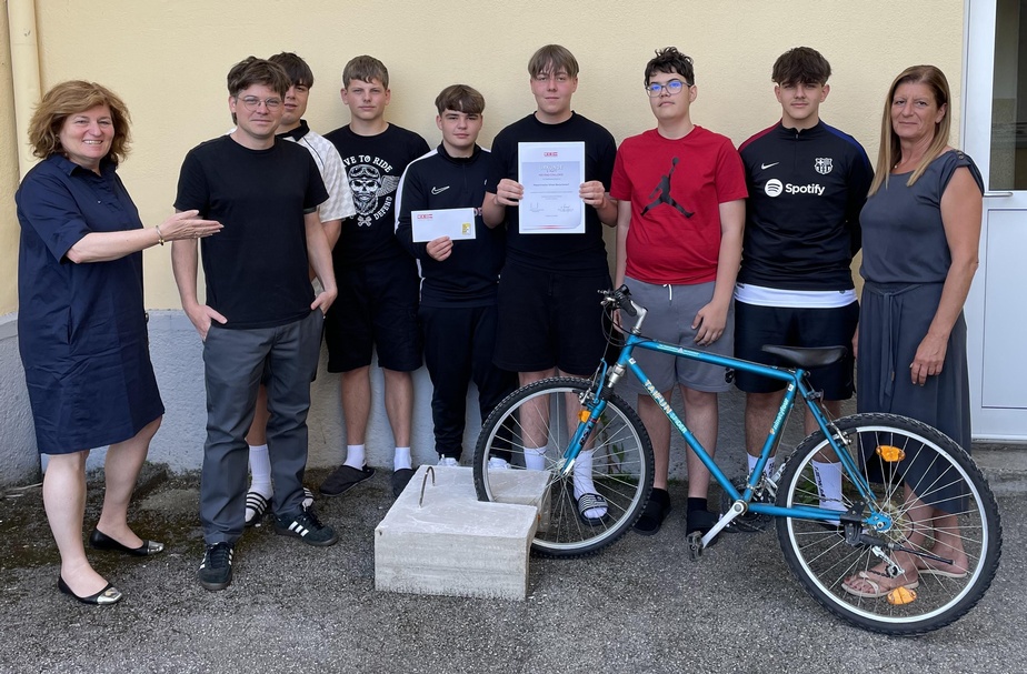 Die Schüler der Baugruppe der PTS Oberpullendorf präsentierten mit ihrem Lehrer Markus Heissenberger sowie Dir.-Stv. Sabine Muck (r.) und Doris Granabetter, Geschäftsführerin der Landesinnung Bau, (l.) ihr Werk, einen Fahrradständer. 