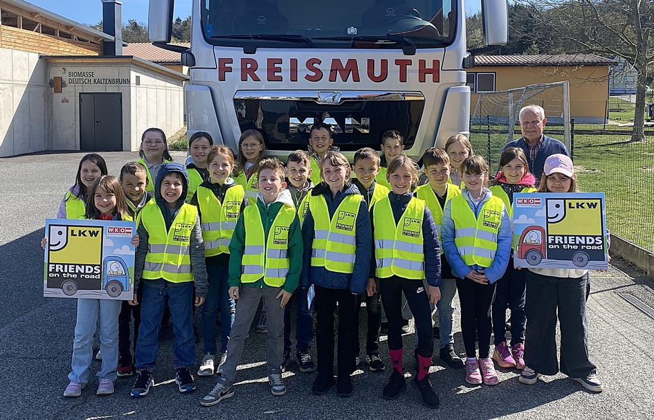 Transportunternehmer Gottfried Freismuth mit den Kindern der 3. Klasse der Volksschule Deutsch Kaltenbrunn