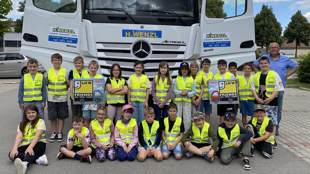 LKW-Fahrer Helmut Stiegelmar mit den Kindern der 3. Klasse der Volksschule Nickelsdorf