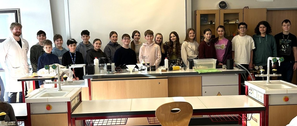 Vortragender Matthias Bergthaler (l.) mit Schülerinnen und Schülern der 3a-Klasse der Mittelschule Kittsee. 