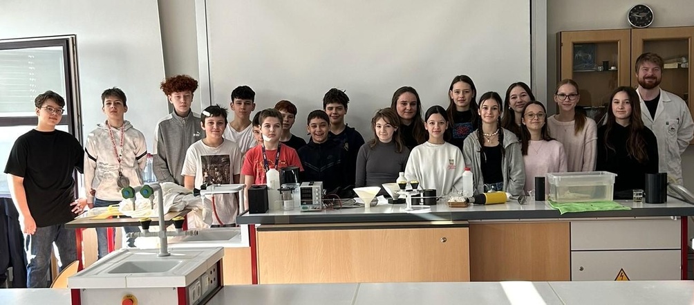 Vortragender Matthias Bergthaler (r.) mit Schülerinnen und Schülern der 3b-Klasse der Mittelschule Kittsee.