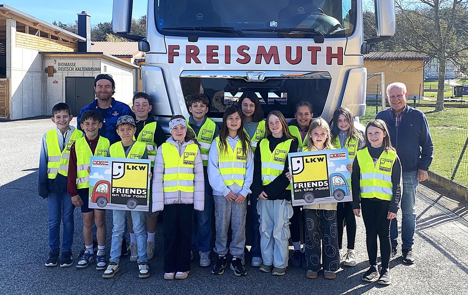 Klassenlehrer Joachim Kovacs und Transportunternehmer Gottfried Freismuth mit den Kindern der 4. Klasse der Volksschule Deutsch Kaltenbrunn 