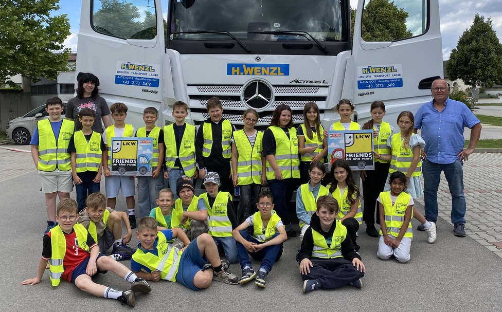 Klassenlehrerin Selina Ranitsch und LKW-Fahrer Helmut Stiegelmar mit den Kindern der 4. Klasse der Volksschule Nickelsdorf
