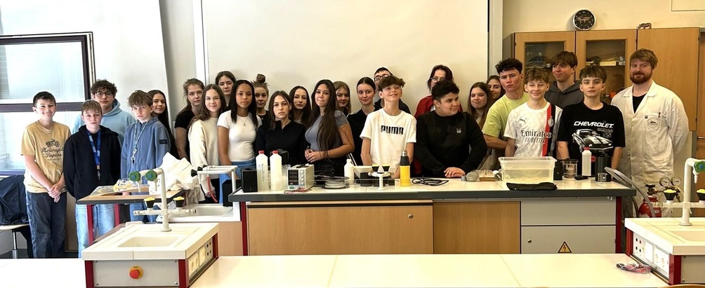 Vortragender Matthias Bergthaler (r.) mit Schülerinnen und Schülern der 4a-Klasse der Mittelschule Kittsee.