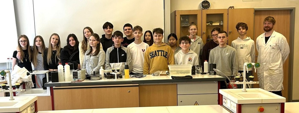 Vortragender Matthias Bergthaler (r.) mit Schülerinnen und Schülern der 4b-Klasse der Mittelschule Kittsee. 