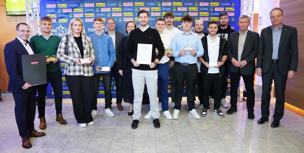 ALU-SOMMER GmbH <br />
Wirtschaftskammerpräsident Mst. Andreas Wirth, Michael Wolmuth (4. Lehrjahr), Madita Grechshammer (2. Lehrjahr), Michael Ulrich (4. Lehrjahr), Reinhard Neidert (Ausbilder), Birigit Brezovich (Firmenrepräsentant), Markus Hafenscher (Ausbilder), Felix Schlögl (1. Lehrjahr), Manuel Treiber (Ausbilder), Dominik Schlögl (1. Lehrjahr), Christoph Perner (3. Lehrjahr), Florian Haspel (2. Lehrjahr), Jan Minasch (4. Lehrjahr), Anton Stifter (Ausbilder) und Spartenobmann KommR Christoph Blum (v. l.) <br />
