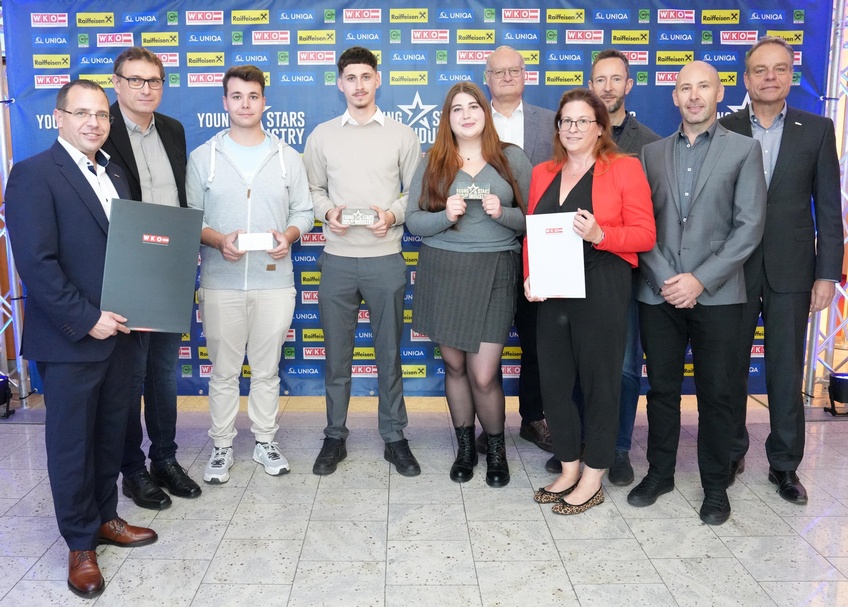 Aptiv Services Austria GPD. GmbH & Co KG<br />
Wirtschaftskammerpräsident Mst. Andreas Wirth, Edwin Hochwarter (Ausbildner), Benjamin Böckl (Lehrabschlussprüfung), Florian Graf (2. Lehrjahr), Simone Taschek (3. Lehrjahr), Jörn Herrklotz (Werksleitung), Marlene Knor (Firmenrepräsentantin), Michael Furlan (Firmenrepräsentant), Andreas Dienbauer (Firmenrepräsentant) und Spartenobmann KommR Christoph Blum (v. l.) <br />
<br />
