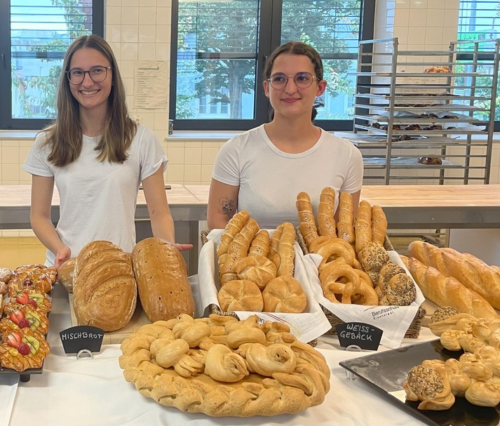 Die frischgebackenen Bäckerinnen Laura Stefanie Wurzinger und Luise Petz