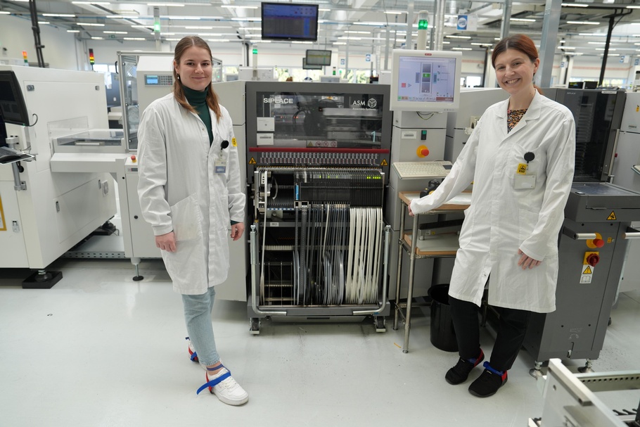 Bei BECOM Electronics: die Pädagoginnen Nora Krail und Kristina Hofbauer (v. l.). 