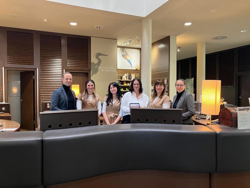 Martin Adelwöhrer (General Manager St. Martins Therme & Lodge), Melissa Kenedli, Hannah Wurm, Stephanie Denk (Pädagogin), Kata Horvath-Solymos und Katrin Achs (Front Office Managerin) (v. l.). 