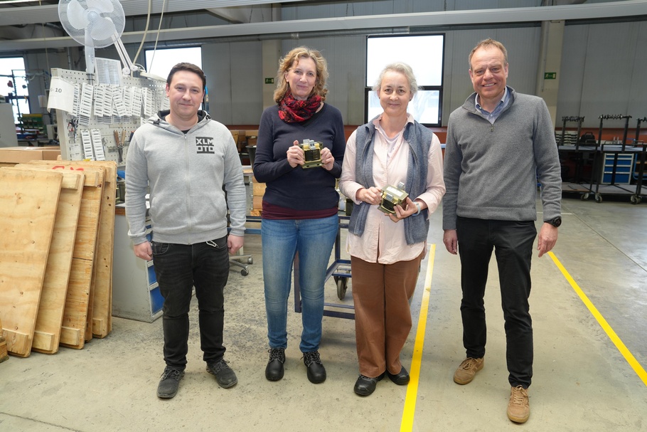 Christoph Schützhofer (Trafomodern), Karin Zambra und Edith Tschögl (Pädagoginnen) sowie Christoph Blum (Spartenobmann und Trafomodern-Geschäftsführer) (v. l.). 