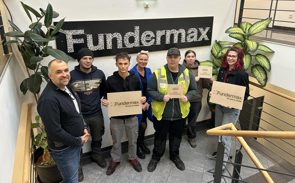 Marcus Heger (Fundermax-Head of Production Management/ Ausbildner), Metehan Esmeli (Lehrling Prozesstechnik), Patrick Pauschenwein (Lehrling Fertigungsmesstechnik), Patricia Tötzel (Apprenticeship Management & Recruiting), Marcel Ferstler (Lehrling Fertigungsmesstechnik), Laura Popp (Lehrling Speditionskauffrau) und Pädagogin Marie Schitzhofer (v. l.) 