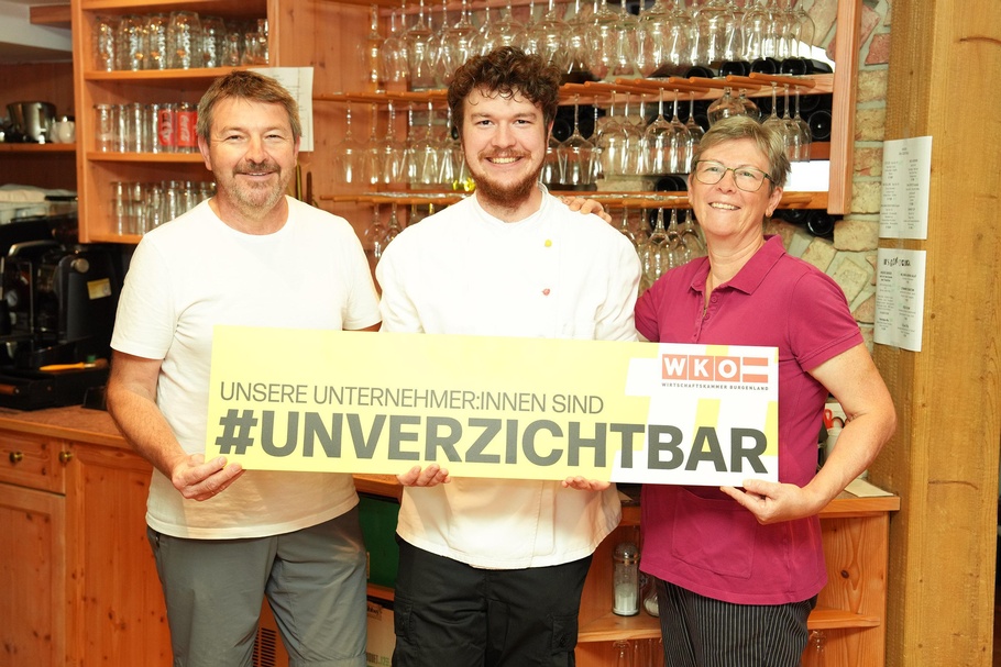 „Hof-Übergabe“: Ossi (l.) und Sonja Landauer mit Sohn und Nachfolger Bernhard 