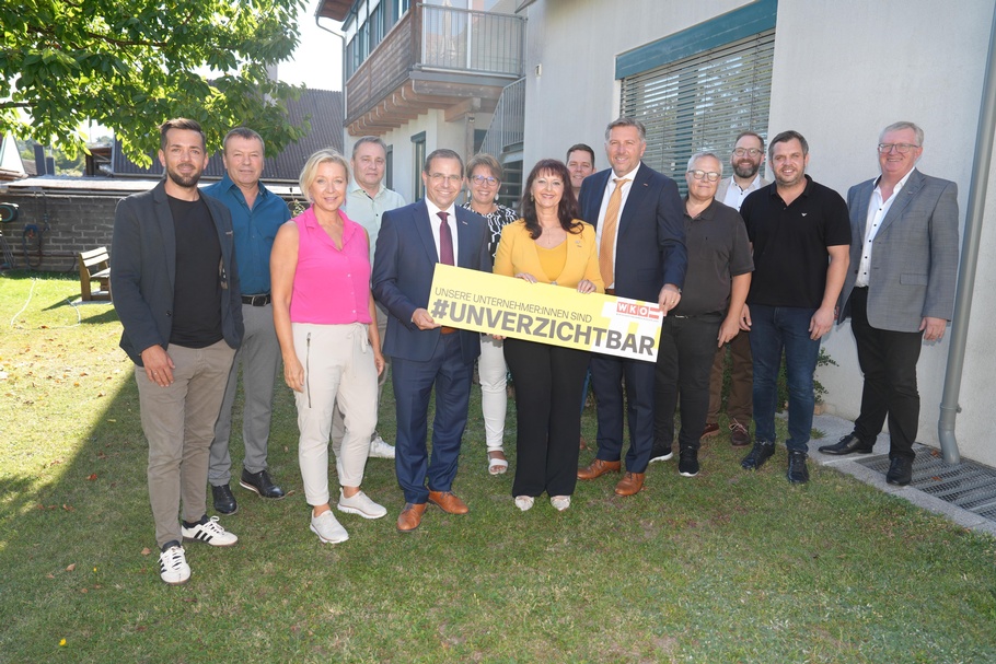 Anton Zolles, Franz Erhardt, Petra Herz, Christoph Grünwald, Wirtschaftskammerpräsident Mst. Andreas Wirth, Gabriele Fasching, Regionalstellenobfrau KommR Mst.in Martina Mohapp, Bernhard Hackl, Wirtschaftskammerdirektor Harald Schermann, Viktor Emmer, Andreas Putz, Franz Drescher und Regionalstellenleiter Freddy Fellinger (v. l.) 
