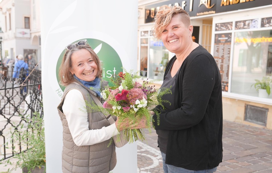 Monika Metzner (r.) überraschte diese Passantin mit einem wunderschönen Blumenstrauß.
