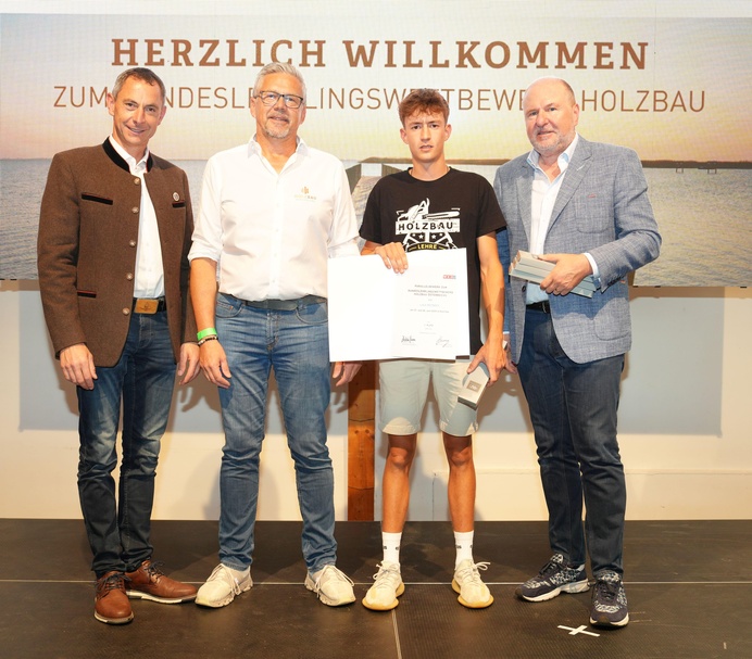 Bundessieger im Parallelwettbewerb: Oberösterreich war auch im Parallelwettbewerb erfolgreich: Luca Reitböck (2. v. r.) mit Bundesinnungsmeister Simon Kathrein, Landesinnungsmeister Mst. Josef Sachs und Spartenobmann KommR Anton Putz (v. l.)