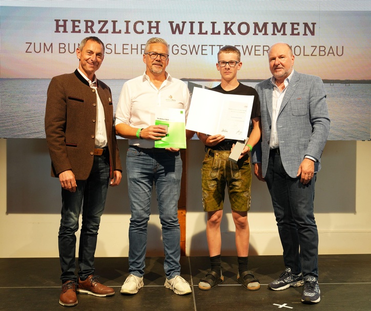 Der Oberösterreicher David Pargfrieder (2. v. r.) siegt beim Bundeslehrlingswettbewerb Holzbau in Rust. Im Bild mit Bundesinnungsmeister Simon Kathrein, Landesinnungsmeister Mst. Josef Sachs und Spartenobmann KommR Anton Putz (v. l.)