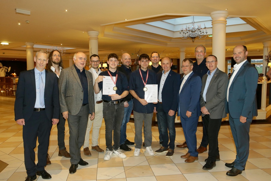 Gerald Kopsa, Matthias Nöhrer, Karl Tinhof, Manuel Höller, Fabian Wukitsevits, Andreas Karlich, Thomas Nikitscher, Christian Laminger, Michael Kirnbauer, Alexander Fuchs, Horst Werderits, Andreas Gruber und Franz Schnöller (v. l.).