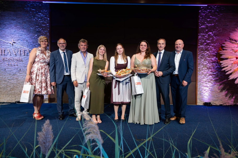 Innungsmeister-Stv. Monika Metzner, Innungsmeister KommR Andreas Maly, Bundesinnungsmeister KommR Herbert Eipeldauer, Hanna Ellinger (3. Platz), Lena Schuller (1. Platz), Lea Straubinger (2. Platz), Landesrat Leonhard Schneemann und Spartenobmann KommR Anton Putz (v. l.) 