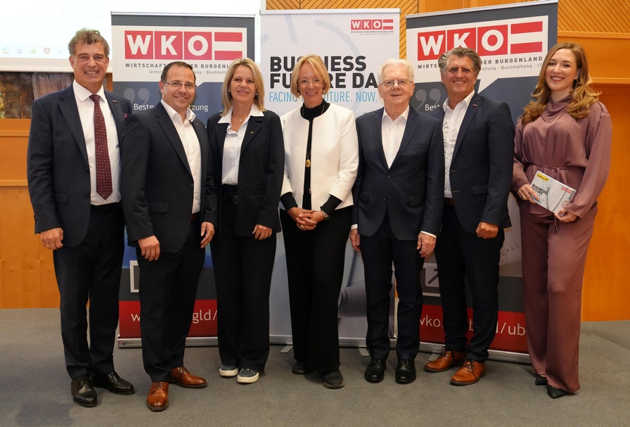 Wilfried Drexler (UBIT-Fachverbands- und Fachgruppenobmann), Wirtschaftskammerpräsident Mst. Andreas Wirth, Eva Fugger (Generaldirektor-Stellvertreterin Raiffeisenlandesbank Burgenland), Vortragende Univ.-Prof. Sarah Spiekermann, Vortragender Univ.-Prof. Reinhold Popp, KommR Johann Lackner (Obmann der Sparte Information und Consulting) und Moderatorin Claudia Fellinger (v. l.) 