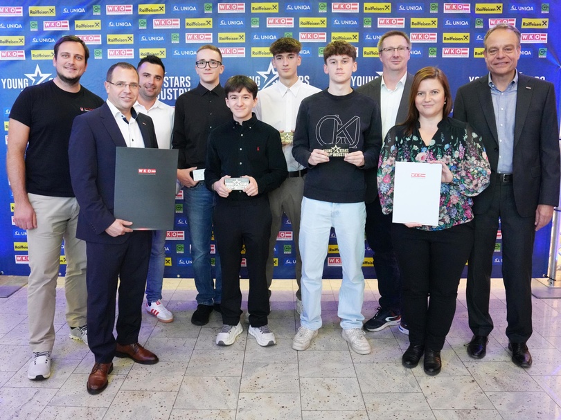 Coca-Cola HBC Austria GmbH<br />
Jochen Mayer (Firmenrepräsentant), Wirtschaftskammerpräsident Mst. Andreas Wirth, Michael Groiss (Firmenrepräsentant), Daniel Weber (2. Lehrjahr), Bora Esrefoglu (1. Lehrjahr), Sebastian Tuitz (4. Lehrjahr), Ronald Rieppl (1. Lehrjahr), Thomas Topf (Firmenrepräsentant), Katharina Arnold (Ausbilderin) und Spartenobmann KommR Christoph Blum (v. l.) <br />
