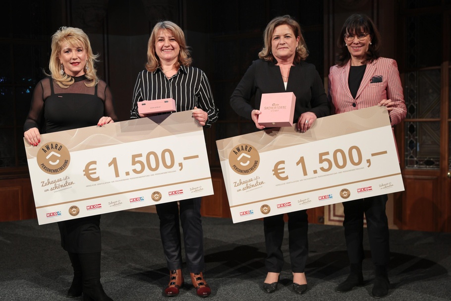 Petra Bischof-Oswald (Fachgruppenobmann-Stellvertreterin Burgenland), Geanina-Florica Scrimiciuc und Ingrid Horváth-Farkas sowie Martha Schultz (Vizepräsidentin der Wirtschaftskammer Österreich) (v. l.). 