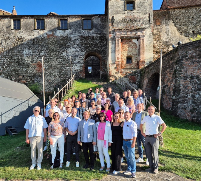 Die Teilnehmenden an der Fachgruppentagung des burgenländischen Direktvertriebs auf der Burg Güssing, rund um Obmann Kevin Bauer (1. R. 3. v. l.) und Fachgruppengeschäftsführer Christian Schriefl (1. R. 2. v. r.)  