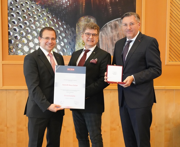 Ehrenmedaille: Wirtschaftskammerpräsident Mst. Andreas Wirth, KommR Klaus Duller und Wirtschaftskammerdirektor Harald Schermann