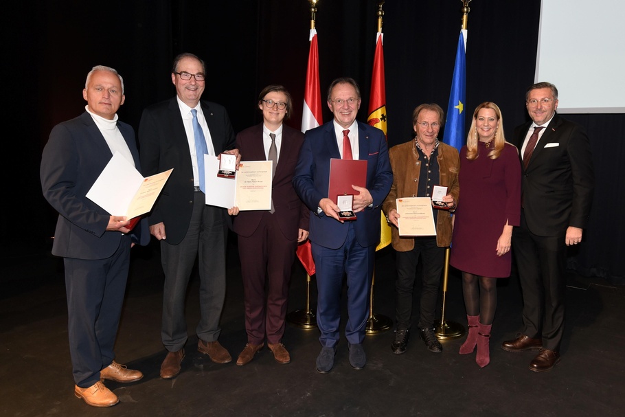 Ehrenzeichenverleihung Eisenstadt 1: Christian Kutrowatz, Hans Fabian Kruse mit Tochter, KommR Johann Robert Pfarrwaller, KommR Johannes Bauer, Landesrätin Daniela Winkler und Wirtschaftskammerdirektor Harald Schermann (v. l.) 