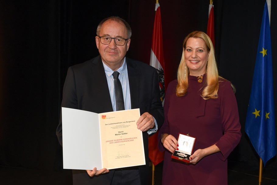 Ehrenzeichenverleihung Eisenstadt 2: Martin Sattler und Landesrätin Daniela Winkler