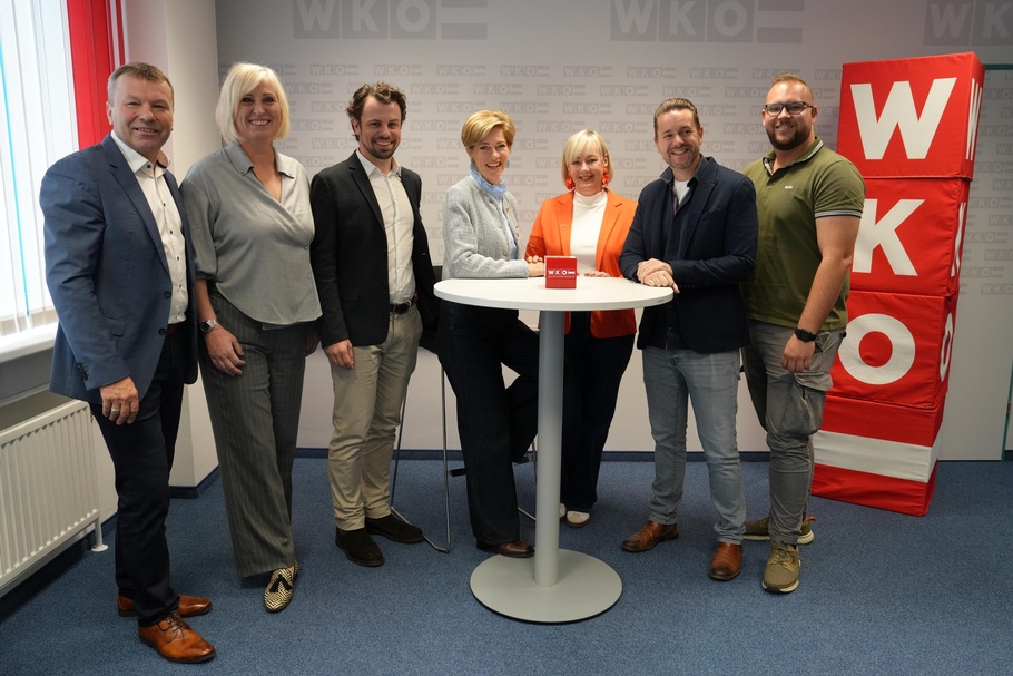 Landesvorsitzende Daniela Jagschitz (M.) mit den Bezirkssprechern Franz Erhardt (Oberpullendorf), Friederike Heinrich (Neusiedl am See), Johannes Schmit (Eisenstadt), Sabine Trinkl (Güssing), Thomas Paul (Oberwart) und Lukas Giefing (Mattersburg) (v. l.)