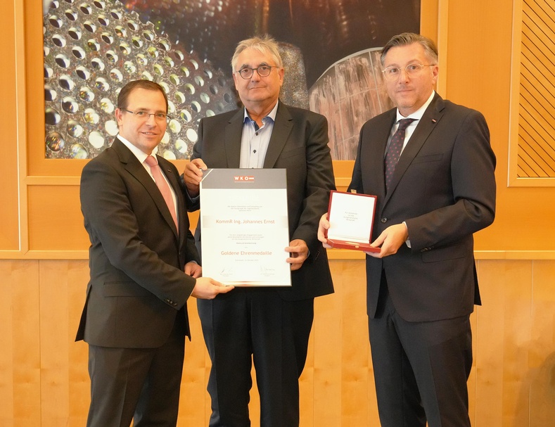 Goldene Ehrenmedaille: Wirtschaftskammerpräsident Mst. Andreas Wirth, KommR Johannes Ernst und Wirtschaftskammerdirektor Harald Schermann
