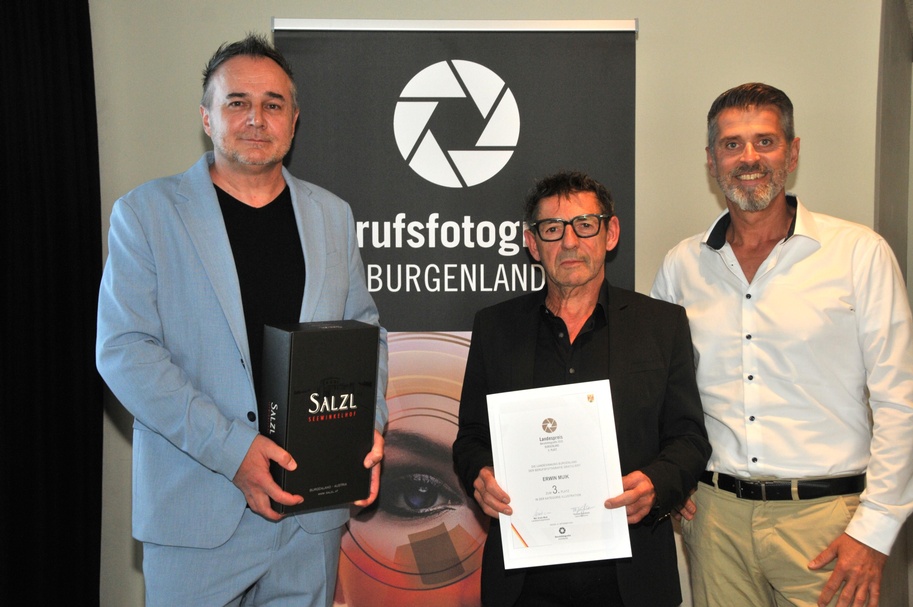 Fachgruppengeschäftsführer Thomas Kornfeind (l.) und Eric Halwax (r.) gratulierten Landesinnungsmeister Erwin Muik.