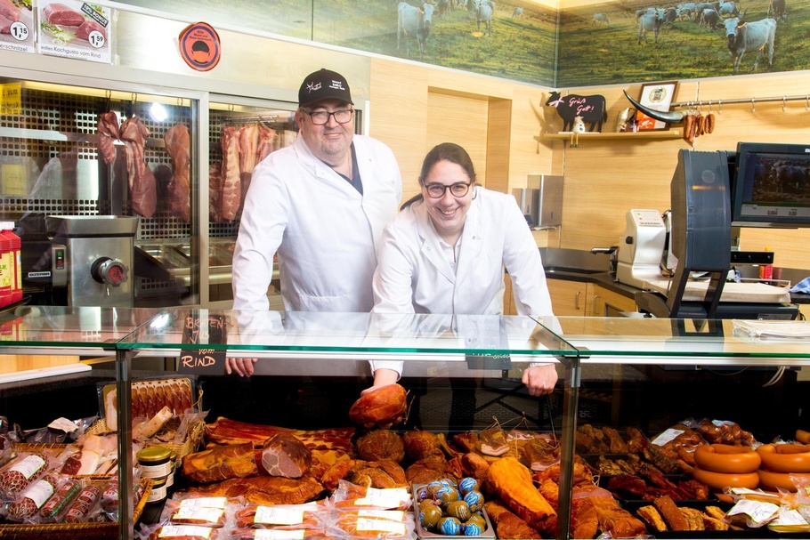 Eine Vielfalt an Fleisch und Wurstwaren bietet Karlo – zwei Generationen des Familienbetriebs: Martin und Therese Karlo 