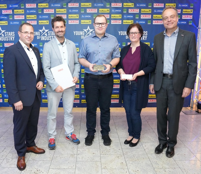 Felix Austria Gesellschaft m.b.H.<br />
Wirtschaftskammerpräsident Mst. Andreas Wirth, Gerald Zimmerman (Firmenrepräsentant), Manuel Konrath (3. Lehrjahr), Herlinde Tautscher (Firmenrepräsentantin) und Spartenobmann KommR Christoph Blum (v. l.) <br />
