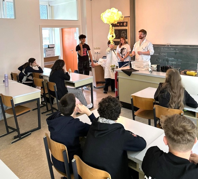 Wisam Khalaf, Ulrich Kedl, Hanna Horvath und Vortragender Matthias Bergthaler (v. l.). 