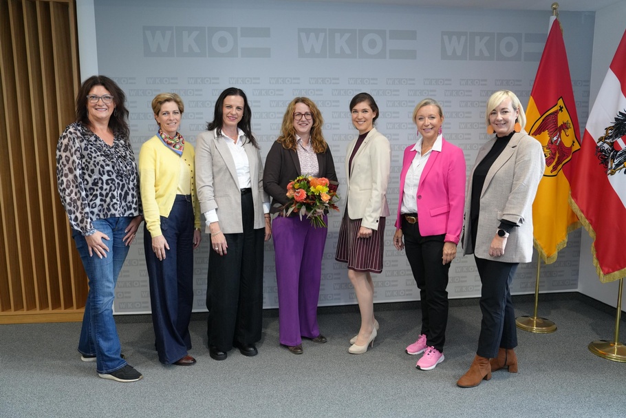 Bianca Hartmann (FiW-Bezirksvorsitzende Neusiedl), Daniela Jagschitz (FiW-Bezirksvorsitzende Mattersburg), Sandra Grassel (FiW-Bezirksvorsitzende Oberwart), die scheidende Landesvorsitzende Petra Schumich, die Neo-Landesvorsitzende Michaela Steindl, Petra Herz (FiW-Bezirksvorsitzende Oberpullendorf) und Sabine Trinkl (FiW-Bezirksvorsitzende Güssing) (v. l.) 