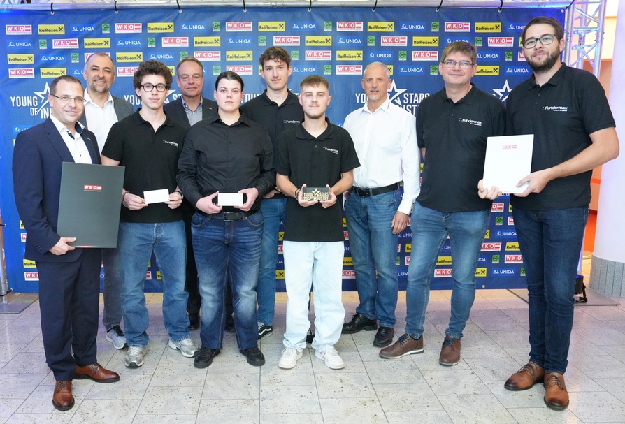 FunderMax GmbH<br />
Wirtschaftskammerpräsident Mst. Andreas Wirth, Marcus Heger (Ausbilder), Philipp Holy (3. Lehrjahr), Spartenobmann KommR Christoph Blum, Lara Müller (3. Lehrjahr), Thomas Mihalits (2. Lehrjahr), Thomas Kriechbaum (3. Lehrjahr), Hubert Mihalits (Ausbilder), Jürgen Lange (Ausbilder) und Peter Fleck (Firmenrepräsentant) (v. l.) <br />
