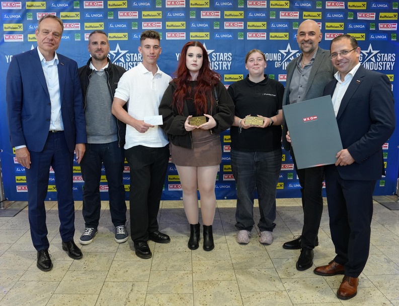 FunderMax GmbH: Spartenobmann KommR Christoph Blum, Daniel Nagy (Firmenrepräsentant), Philipp Holy (Lehrling, 4. Lehrjahr + LAP), Felicitas Denner (Lehrling, 4. Lehrjahr), Laura Popp (Lehrling, 2. Lehrjahr), Marcus Heger (Ausbilder) und Wirtschaftskammerpräsident Mst. Andreas Wirth (v. l.)