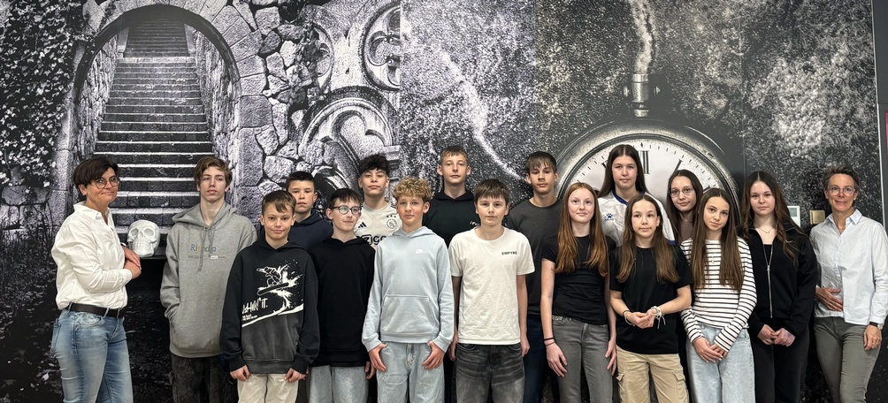 Schülerinnen und Schüler der 3cs-Klasse der SMS Oberschützen mit den Lehrerinnen Andrea Karner und Ursula Janele