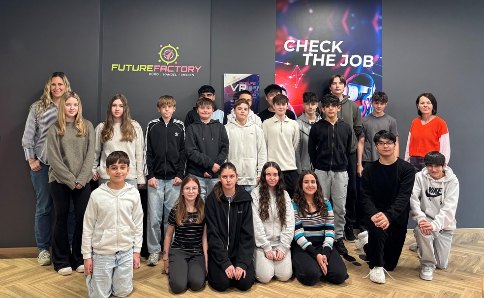 Schülerinnen und Schüler der 3b-Klasse der MS Pinkafeld mit den Lehrerinnen Lisa Rath (l.) und Bettina Reisenhofer (r.) 