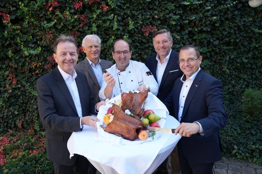 Landwirtschaftskammerpräsident Nikolaus Berlakovich, Landwirtschaftskammerdirektor Martin Burjan, „Haydnbräu“-Chef Jochen Lehner, Wirtschaftskammerdirektor Harald Schermann und Wirtschaftskammerpräsident Andreas Wirth (v. l.) 