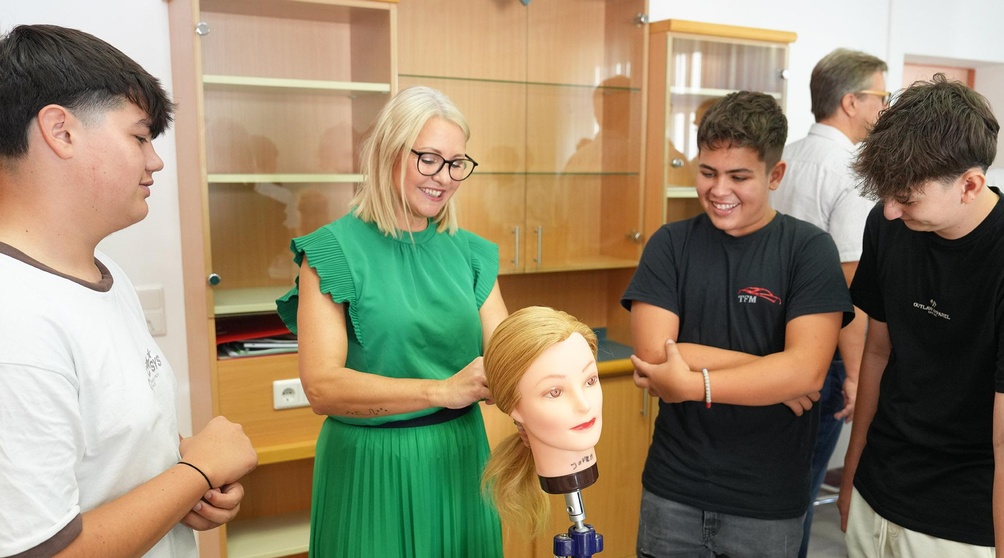 Landesinnungsmeister-Stellvertreterin Meisterin Manuela Prenner mit Lehrlingen